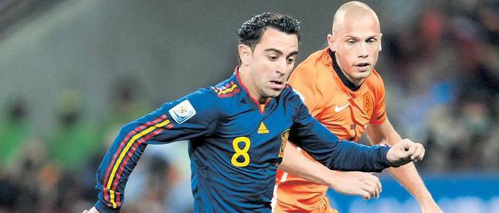 Der Taktgeber. Mittelfeldspieler Xavi (links) ist die zentrale Figur in der spanischen Fußballkunst. Der Routinier vom FC Barcelona gibt auch in der Nationalmannschaft den Rhythmus vor. Xavi hätte es verdient, in Kürze zum Weltfußballer 2011 gewählt zu werden.