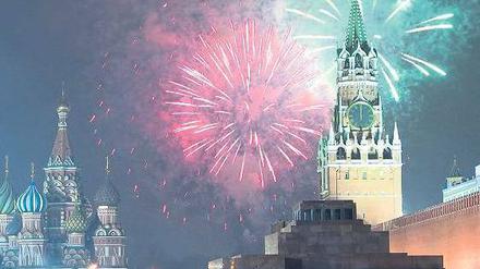 Hunderttausende versammelten sich auf dem Roten Platz in Moskau, um mit großem Feuerwerk das neue Jahr zu feiern.