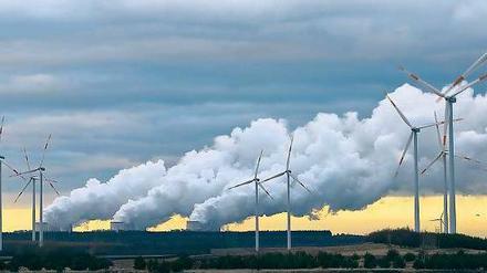 Woher soll Brandenburgs Energie in Zukunft kommen? Die Erprobung der CCS-Technologie zur Speicherung von Kohlendioxid ist zunächst gestoppt. Das könnte das Ende des Tagebaus in den Braunkohlegebieten bedeuten. Im südbrandenburgischen Jänschwalde (Spree-Neiße) wird bislang weiter kräftig gebuddelt. Die Alternative, Windkraftanlagen und Solarparks, ist in vielen Regionen des Landes nicht gern gesehen. Foto: dpa