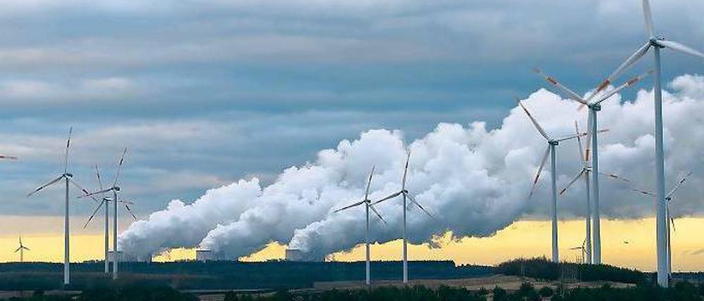 Woher soll Brandenburgs Energie in Zukunft kommen? Die Erprobung der CCS-Technologie zur Speicherung von Kohlendioxid ist zunächst gestoppt. Das könnte das Ende des Tagebaus in den Braunkohlegebieten bedeuten. Im südbrandenburgischen Jänschwalde (Spree-Neiße) wird bislang weiter kräftig gebuddelt. Die Alternative, Windkraftanlagen und Solarparks, ist in vielen Regionen des Landes nicht gern gesehen. Foto: dpa