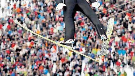 Der Überflieger. Der Österreicher Gregor Schlierenzauer hat nach dem Auftakt in Oberstdorf auch das Neujahrsspringen in Garmisch-Partenkirchen gewonnen. Hinter ihm belegten sein Landsmann Andreas Kofler und der Japaner Daiki Ito die Plätze zwei und drei. Foto: dpa