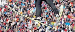 Der Überflieger. Der Österreicher Gregor Schlierenzauer hat nach dem Auftakt in Oberstdorf auch das Neujahrsspringen in Garmisch-Partenkirchen gewonnen. Hinter ihm belegten sein Landsmann Andreas Kofler und der Japaner Daiki Ito die Plätze zwei und drei. Foto: dpa