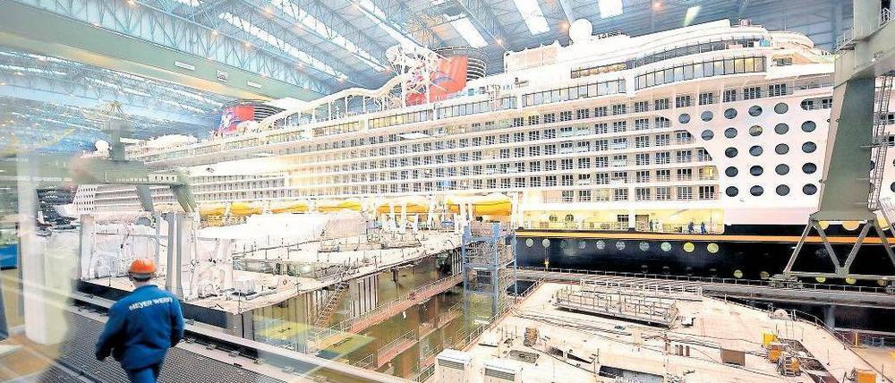 Bald fertig. Das Kreuzfahrtschiff Disney Fantasy in der Meyer-Werft in Papenburg. Foto: dpa