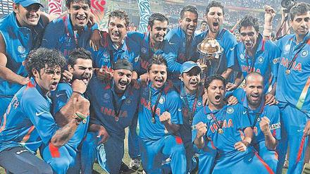 Zu Hause siegt es sich am schönsten. Indiens Cricketteam nach dem Gewinn der Weltmeisterschaft im Finale gegen Sri Lanka in Mumbai. Foto: p-a/dpa