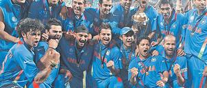 Zu Hause siegt es sich am schönsten. Indiens Cricketteam nach dem Gewinn der Weltmeisterschaft im Finale gegen Sri Lanka in Mumbai. Foto: p-a/dpa