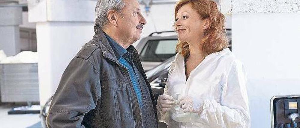 Erste Begegnung am Tatort: Kommissar Stubbe (Wolfgang Stumph) und die neue KTU-Kollegin Marlene Berger (Heike Trinker) steuern direkt aufeinander zu. Bei diesem ZDF-Krimi geht es immer auch um die alltäglichen Dinge und all das Menschliche. Foto: ZDF