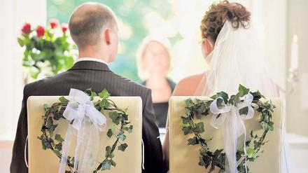 Einander versprochen. Viele Paare sind aus der Kirche ausgetreten. Wer sich aber trotzdem eine traditionelle Zeremonie wünscht, kann bei einem freien Theologen richtig sein. Foto: dpa