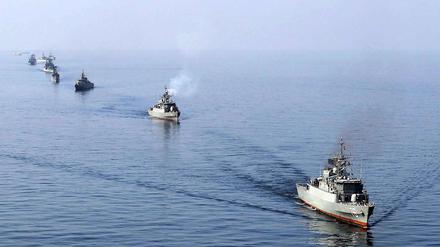 Iranische Marine-Schiffe nahe der Straße von Hormus. Iran droht damit, die wichtige Seestraße für den Ölverkehr in den Westen zu sperren. 