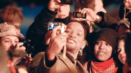 Die unkomplizierte Handhabung gehört zu den großen Vorteilen der Digitalfotografie. Doch wer es zusammen auf ein Foto beispielsweise mit Hollywood-Star Will Smith geschafft hat, möchte diesen Moment auch in guter Qualität als Papierabzug vorzeigen können. Foto: dapd