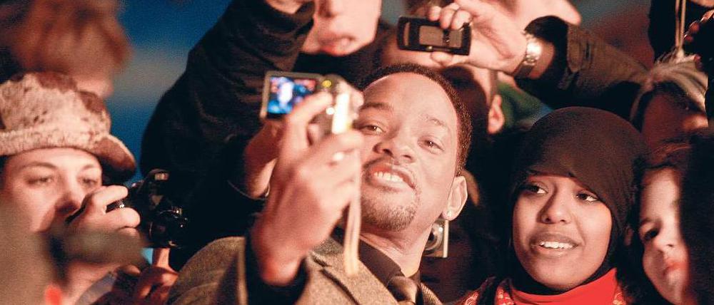 Die unkomplizierte Handhabung gehört zu den großen Vorteilen der Digitalfotografie. Doch wer es zusammen auf ein Foto beispielsweise mit Hollywood-Star Will Smith geschafft hat, möchte diesen Moment auch in guter Qualität als Papierabzug vorzeigen können. Foto: dapd