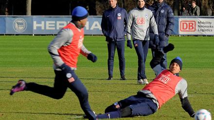 Michael Skibbe (im Bild hinten) will beim Test gegen Osnabrück ganz genau hinschauen.