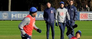 Michael Skibbe (im Bild hinten) will beim Test gegen Osnabrück ganz genau hinschauen.