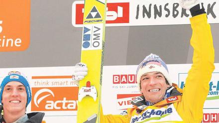 Echtes und gequältes Lächeln. Andreas Kofler (re.) freut sich aufrichtig über seinen Sieg, während Gregor Schlierenzauer gute Miene zum enttäuschenden Spiel macht. Foto: Reuters