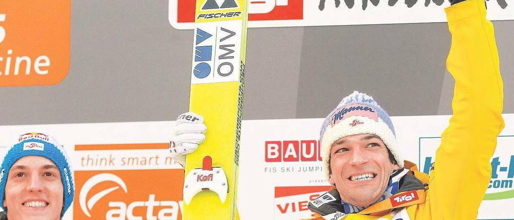 Echtes und gequältes Lächeln. Andreas Kofler (re.) freut sich aufrichtig über seinen Sieg, während Gregor Schlierenzauer gute Miene zum enttäuschenden Spiel macht. Foto: Reuters