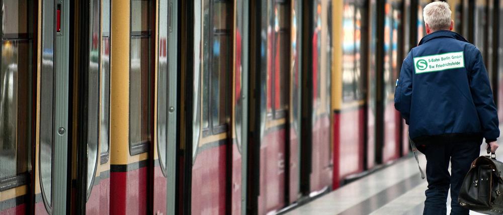 Im Frühjahr werden neue Ausbildungsverträge abgeschlossen. Bis dahin bleibt der Fahrermangel bei der Berliner S-Bahn ein Problem.