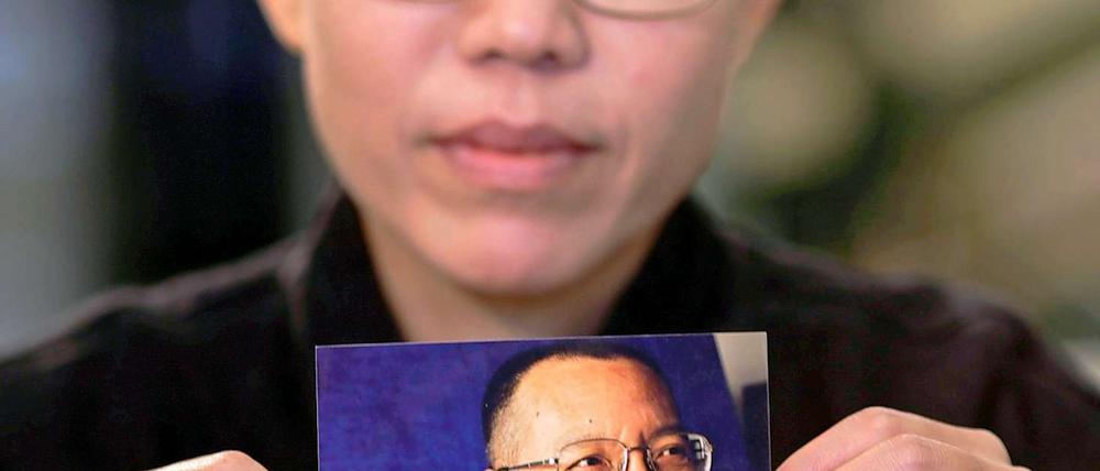 Liu Xia mit einem Bild ihres Ehemannes, Friedensnobelpreisträger Liu Xiaobo.