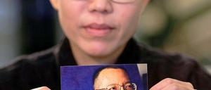 Liu Xia mit einem Bild ihres Ehemannes, Friedensnobelpreisträger Liu Xiaobo.