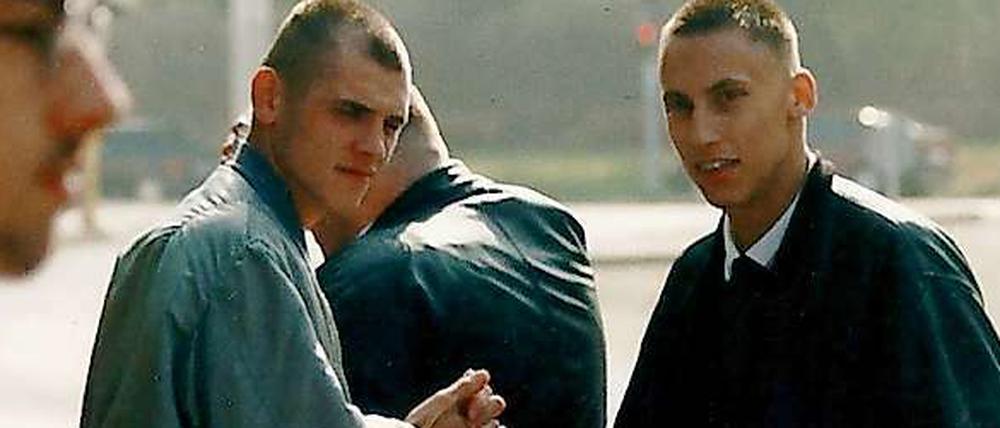 Uwe Böhnhardt (M.) und der spätere stellvertretenden NPD-Landesvorsitzenden Ralf Wohlleben (r.), aufgenommen im Herbst 1996 in Erfurt. Der inhaftierte Thüringer NPD-Funktionär Ralf Wohlleben soll bis in jüngste Zeit engen Kontakt zur Terrorzelle "Nationalsozialistischer Untergrund" (NSU) gehabt haben.