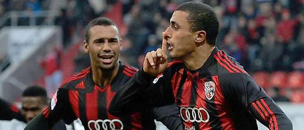 Ingolstadts Marvin Matip (l.) jubelt mit dem Torschützen Ahmed Akaichi.