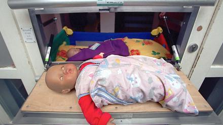 Anhand von Puppen sollen junge Teenager lernen, was es heißt, Verantwortung für ein Baby zu übernehmen. Das ist sowohl für die Kinder als auch deren Eltern gewöhnungsbedürftig.