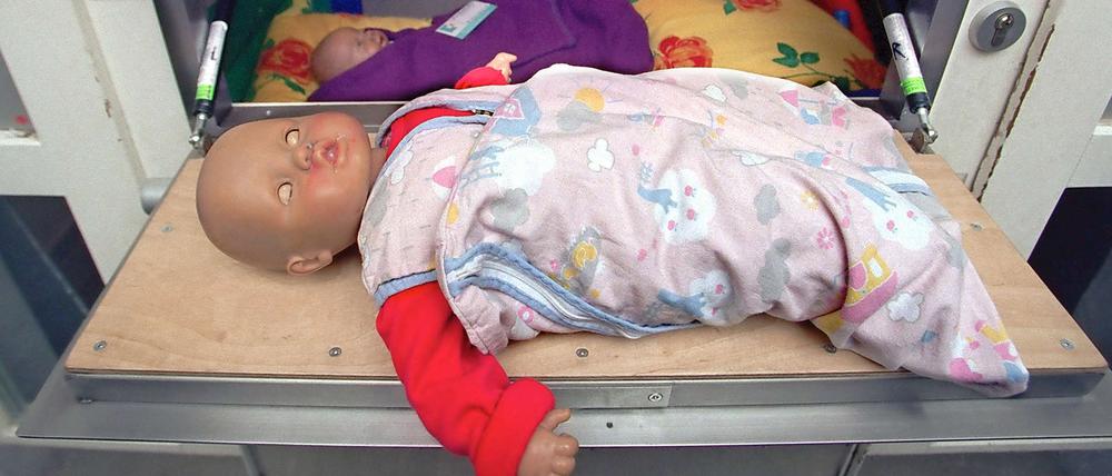 Anhand von Puppen sollen junge Teenager lernen, was es heißt, Verantwortung für ein Baby zu übernehmen. Das ist sowohl für die Kinder als auch deren Eltern gewöhnungsbedürftig.