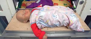 Anhand von Puppen sollen junge Teenager lernen, was es heißt, Verantwortung für ein Baby zu übernehmen. Das ist sowohl für die Kinder als auch deren Eltern gewöhnungsbedürftig.