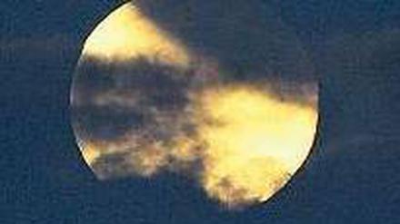 Teilweise verfinsterter Mond am Himmel über Köln. Foto: dpa