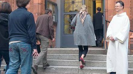 Christoph Schmidt vor der Sankt-Thomas-Kirche in Kreuzberg, wo er und Norbert Reicherts die Messe lasen.