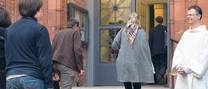 Christoph Schmidt vor der Sankt-Thomas-Kirche in Kreuzberg, wo er und Norbert Reicherts die Messe lasen.