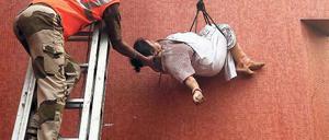 Die Feuerwehr musste die Fenster einschlagen und die Patienten abseilen, weil die Türen verschlossen waren. Foto: Reuters