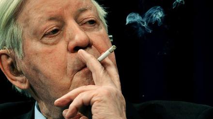Stengel des Anstoßes: Helmut Schmidt ist selten ohne Zigarette zu sehen. Ein Fernsehauftritt in der ARD sorgt deshalb jetzt für Ärger.