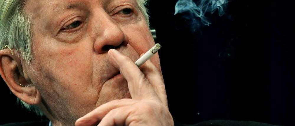 Stengel des Anstoßes: Helmut Schmidt ist selten ohne Zigarette zu sehen. Ein Fernsehauftritt in der ARD sorgt deshalb jetzt für Ärger.