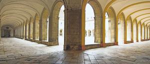 Die Zukunft hat begonnen. Kreuzgang in Cluny. Die Abtei wird jetzt 1100 Jahre alt. 