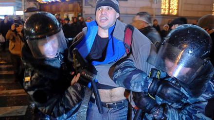 In Moskau nahmen Polizisten zahlreiche Demonstranten fest.