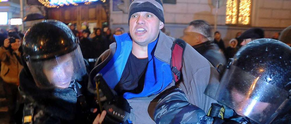 In Moskau nahmen Polizisten zahlreiche Demonstranten fest.
