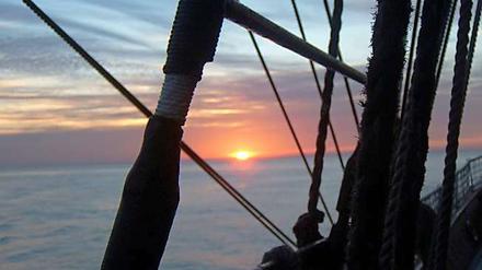 Jeder geht seiner Wege, hängt seinen Gedanken nach, unterhält sich mit diesem oder jenen, döst, liest, gönnt sich zum Sonnenuntergang ein Gläschen Wein oder schläft einfach mal unter freiem Himmel ein wie in einem großen schaukelnden Kinderwagen.