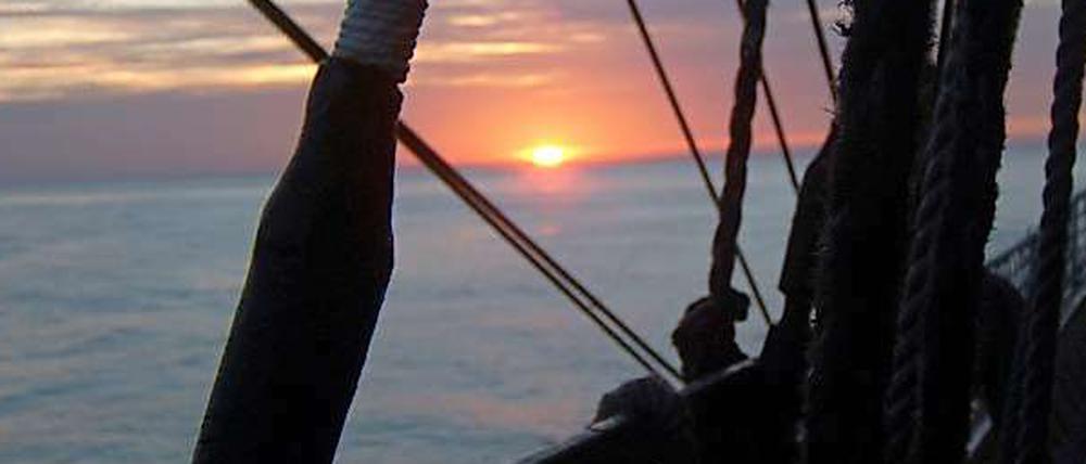 Jeder geht seiner Wege, hängt seinen Gedanken nach, unterhält sich mit diesem oder jenen, döst, liest, gönnt sich zum Sonnenuntergang ein Gläschen Wein oder schläft einfach mal unter freiem Himmel ein wie in einem großen schaukelnden Kinderwagen.