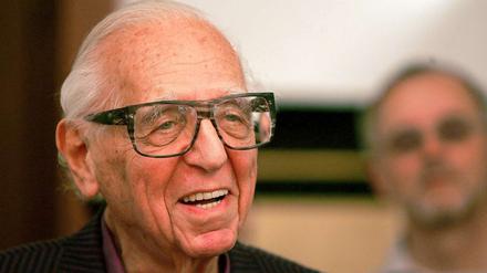 So kannten ihn seine Fans: Georg Kreisler und seine berühmte Hornbrille.