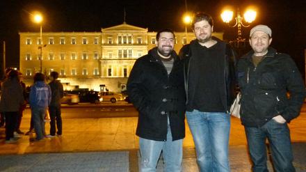 Alexandros Sabranidis (li.), Yiannis Panagopoulos (Mitte), die Gründer der "ersten" Piratenbewegung in Griechenland und Georgios Mariotti (re.) vor dem griechischen Parlament in Athen.