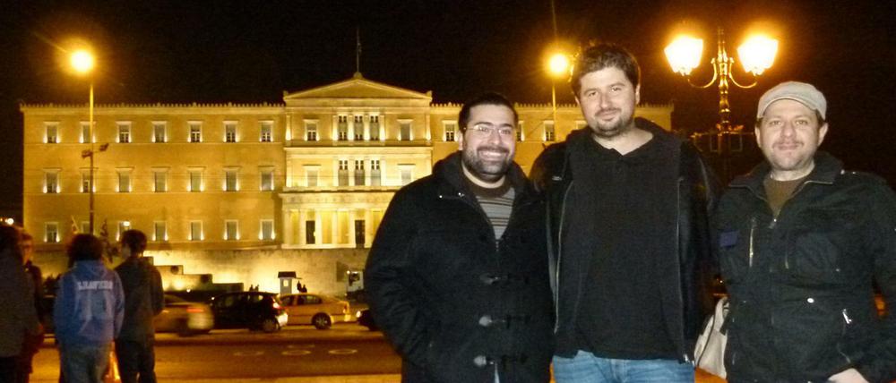 Alexandros Sabranidis (li.), Yiannis Panagopoulos (Mitte), die Gründer der "ersten" Piratenbewegung in Griechenland und Georgios Mariotti (re.) vor dem griechischen Parlament in Athen.