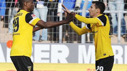 Seyi Olajengbesi (l.) bejubelt gemeinsam mit dem Torschützen Sergiu Radu (r.) dessen Tor zur 1:0-Führung für Alemannia Aachen gegen den Karlsruher SC.