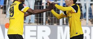 Seyi Olajengbesi (l.) bejubelt gemeinsam mit dem Torschützen Sergiu Radu (r.) dessen Tor zur 1:0-Führung für Alemannia Aachen gegen den Karlsruher SC.