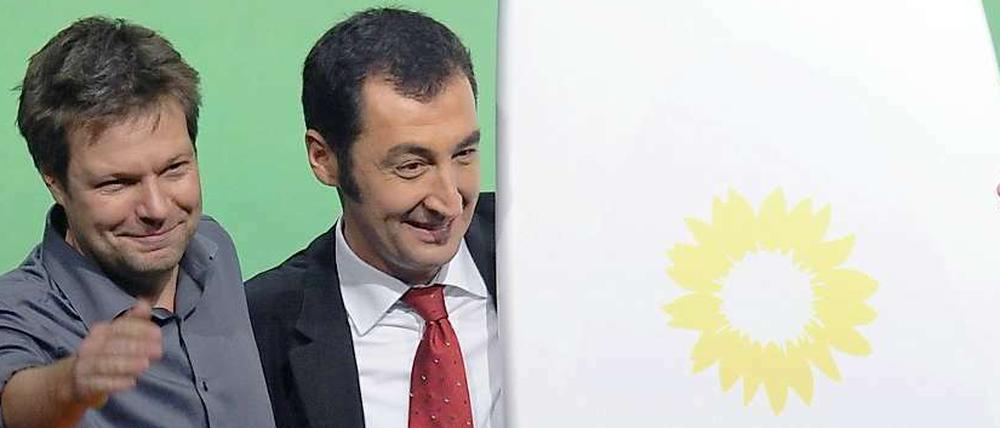Der Fraktionsvorsitzende und Spitzenkandidat der Grünen in Schleswig-Holstein, Robert Habeck (l), steht am und der Bundesvorsitzende von der Grünen Cem Özdemir auf dem Bundesparteitag.