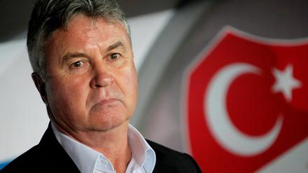 Der Blick sagt alles: Das war es für Guus Hiddink als türkischer Nationaltrainer.