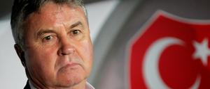 Der Blick sagt alles: Das war es für Guus Hiddink als türkischer Nationaltrainer.