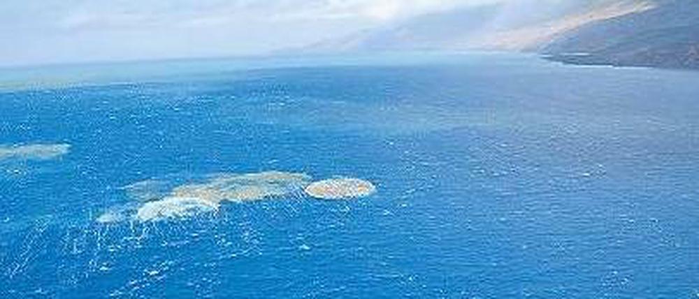 Unruhe im Meer. Das Foto entstand Anfang des Monats an der Südküste der Kanareninsel El Hierro. Es zeigt Vulkanasche, die bei einer der wiederkehrenden Eruptionen am Meeresgrund ausgestoßen wurde und an die Oberfläche gelangt. Foto: dpa