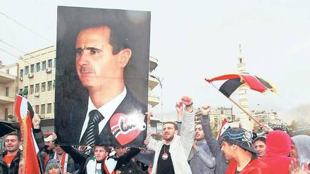 Auch sie gibt es noch. Tausende demonstrierten am Mittwoch in Damaskus für Staatschef Baschar al Assad und gegen den Ausschluss ihres Landes aus der Arabischen Liga. Foto: dpa