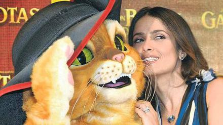 Schmusekatzen. Schon bei der Premiere von „Der gestiefelte Kater“ in Mexico City herzte Selma Hayek ein auf den roten Teppich geschicktes Plüschtier. Foto: dpa