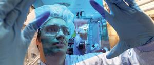 Seltsame Perspektive. Gehören Fachhochschulen bald nicht mehr zur Forschung? Oder trifft es auch die Universitäten? Bundesweit wird der Ressortzuschnitt ein Novum.