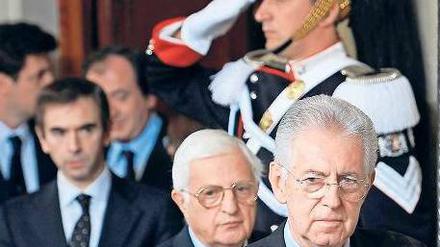 Italiens neuer Ministerpräsident Mario Monti (rechts) stellte am Mittwoch im Palast von Staatschef Giorgio Napolitano sein Kabinett vor. Foto: dpa